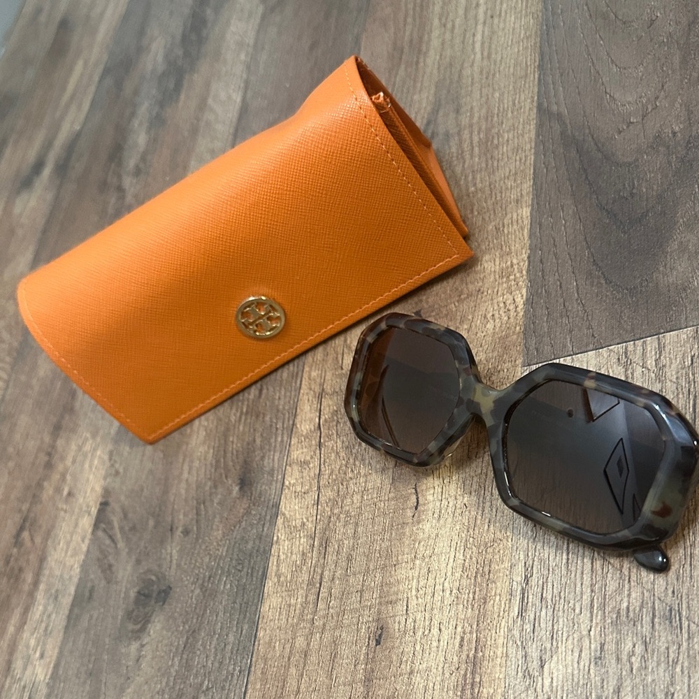 Tory Burch Oversized Square Sunglasses Tortoise Brown w/ Case